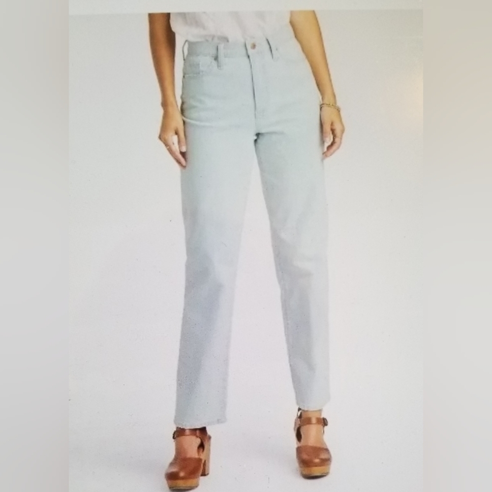 Universal thread women's light blue jeans  size 18